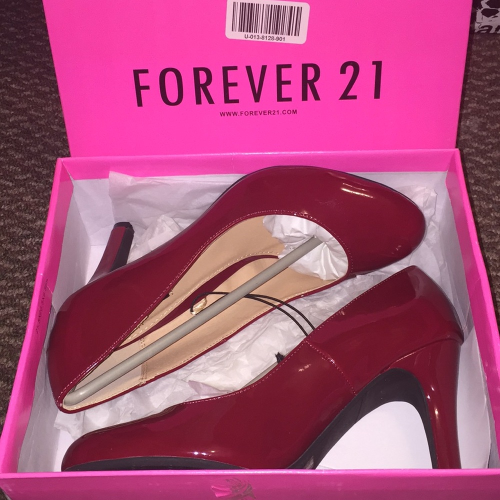 BRAND NEW Red Pumps